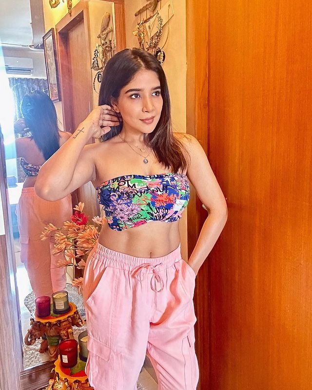 Staggering Poses Of Sakshi Agarwal